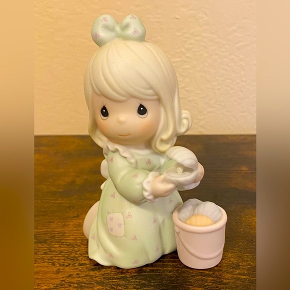 1994 Precious Moments Figurine. Artwork by the late Sam Butcher. - Picture 2 of 14